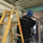 Her er vores dygtige elektriker Kristian i gang med at trække kabler til alle de tekniske installationer.