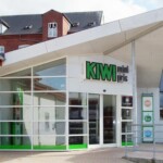 Vi servicerer alle Kiwi Minipris i Danmark hvor vi udføre lovpligtigt eftersyn af Flugtvej- og panikbelysning, ABDL døre, Brandventilationsanlæg, HPFI afbrydere, eftersyn af varmetæpper ved indgangen og meget mere.