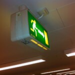 Når vi kommer rundt i butikkerne sørge vi for Flugtvejs- og Panikbelysningen virker.