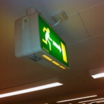Når vi kommer rundt i butikkerne sørge vi for Flugtvejs- og Panikbelysningen virker.