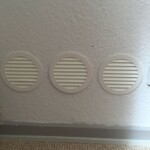 Etablering af ekstra udluftning mellem 2 rum der var meget fugtige.