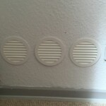 Etablering af ekstra udluftning mellem 2 rum der var meget fugtige.