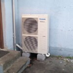 Udedelen er placeret uden for bagdøren til huset.