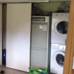 Billede af det gamle oliefyr ved siden af vaskesøjlen.