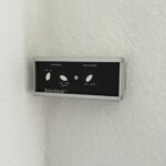 Her er betjeningspanelet åbent. Der er mulighed for at tænde og slukke for panelet. Justerer hastigheden, samt tempraruren i rummet.