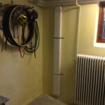 For at optimerer effekten af Solventilationen i denne kælder er der etableret 3 stk. udsugninger i modsatte ende af hvor vi blæser den varme og tøre luft ind.
