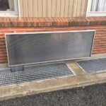 Anlægget monteret på væg med indblæsning under terræn niveau.