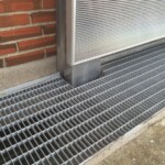 For at gøre nedføringen pænere er der her monteret en alu kasse uden på plastrøret fra anlægget til indblæsningen. Risten er naturligvis tilpasset kassen.