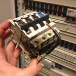Termografering kan forebygge at dette her sker, altså der går ild i en eltavle.