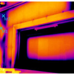 Vi kan finde hvor varmen forsvinder hen... Her er isoleringsbats ikke lagt så pænt i væggen.